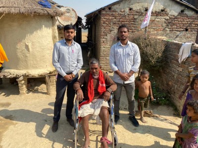 वीरगञ्जका युवाहरुको सहयोगमा १ जना अशक्तलाई ह्विल चेयर सहयोग 